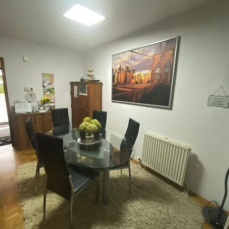 Проживание в семье Dachgeschoss In Einem Reihenhaus *