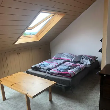 Dachgeschoss In Einem Reihenhaus Проживание в семье